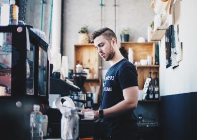 Sinh viên đi làm thêm buổi tối để kiếm thêm thu nhập và kinh nghiệm thực tế